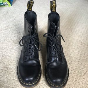 women’s size 9 black doc martens